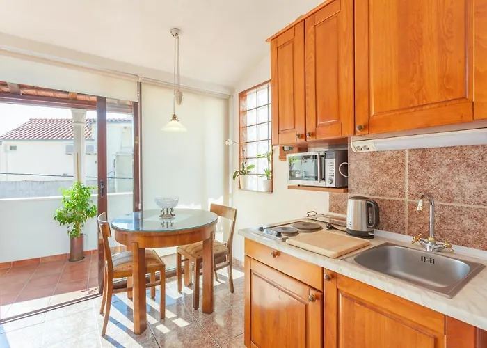 Apartments And Rooms With Wifi Makarska - 11063 3*