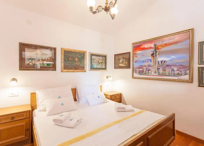 Apartments And Rooms With Wifi Makarska - 11063 Guest house