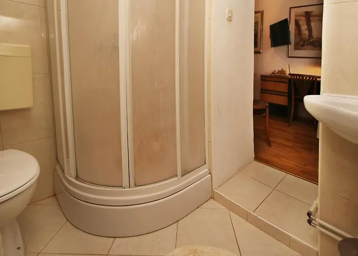 Apartments And Rooms With Wifi Makarska - 11063 Guest house