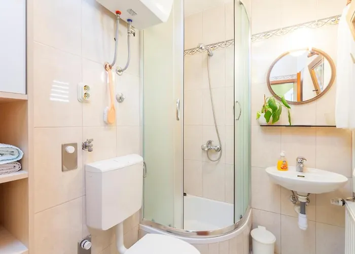 Apartments And Rooms With Wifi Makarska - 11063 Guest house 3*