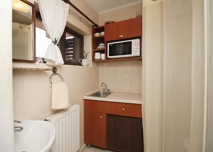 Apartments And Rooms With Wifi Makarska - 11063 Makarska