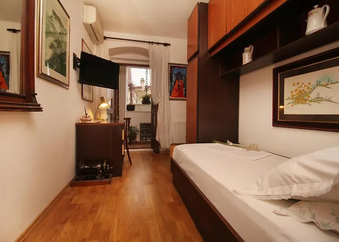 Guest house Apartments And Rooms With Wifi Makarska - 11063 3*