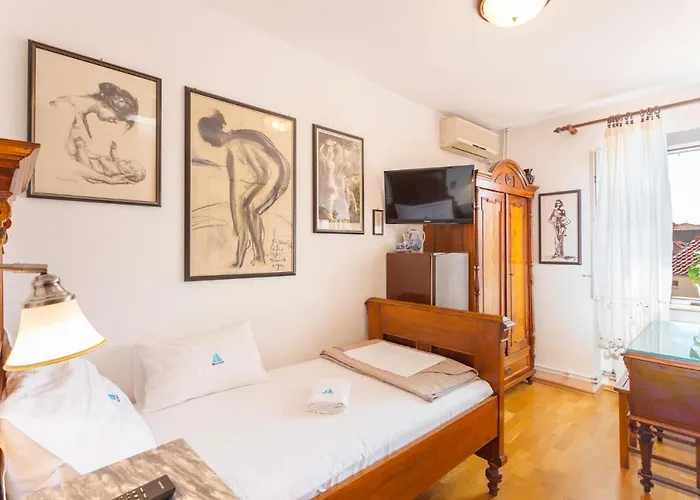 Apartments And Rooms With Wifi Makarska - 11063